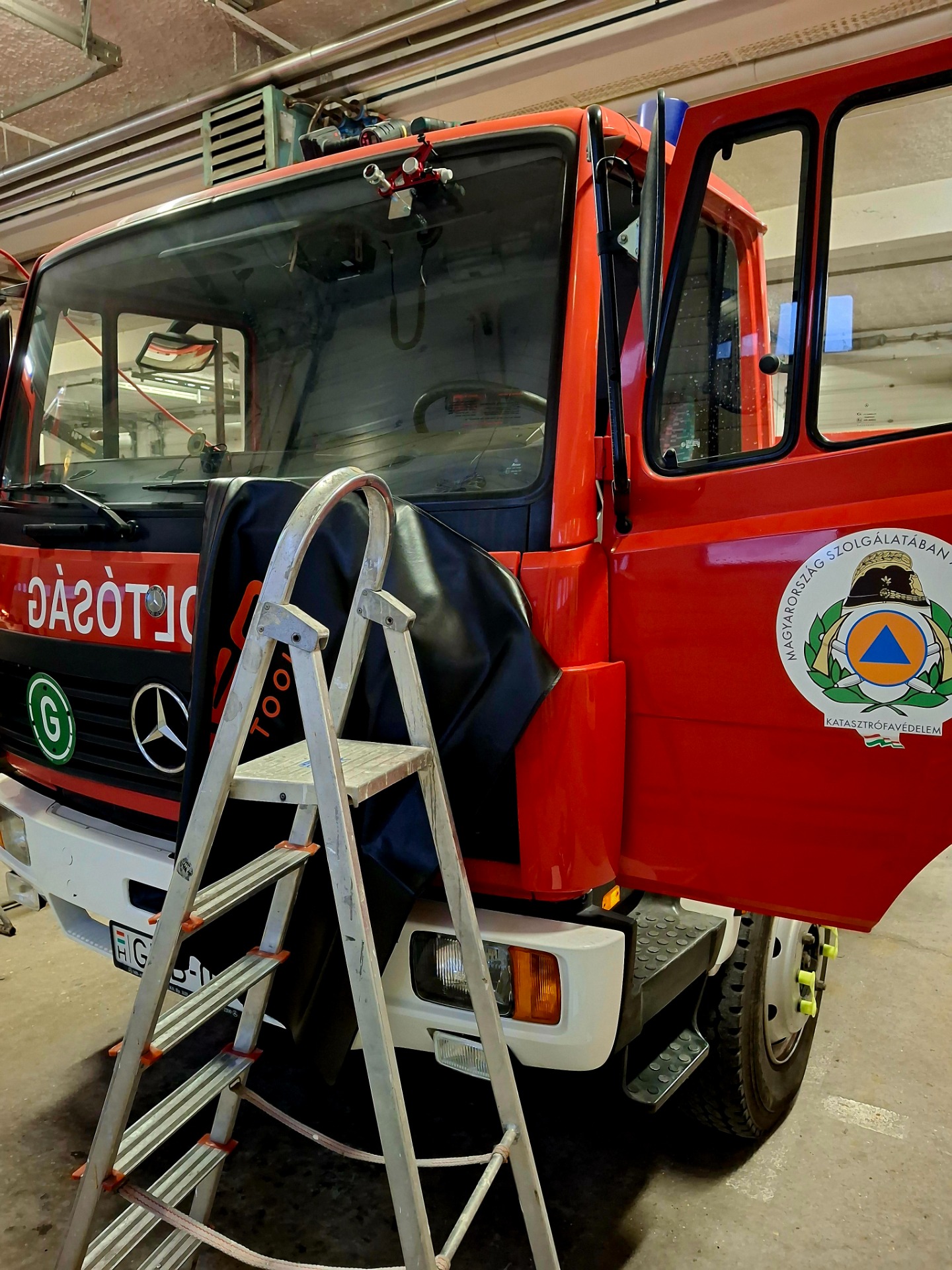 Tűzoltóautó szélvédő javítás kiszállással